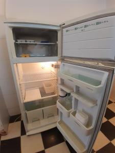 Museo Mar في مار ديل بلاتا: ثلاجة فارغة وبابها مفتوح في مطبخ