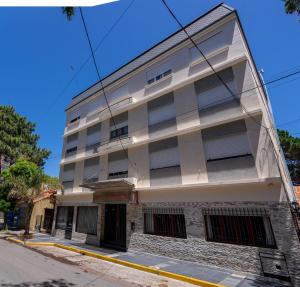 an apartment building on the corner of a street at Hotel Carmen in San Bernardo