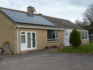 dom z dużą ilością paneli słonecznych na dachu w obiekcie Snipelands Bed and Breakfast. w mieście Flax Bourton