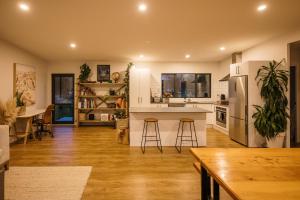 Dapur atau dapur kecil di Haumako - Mangawhai Heads Holiday Home