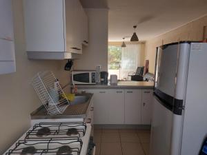 a kitchen with a stove and a refrigerator at Depto De Lore Vicuña in Vicuña