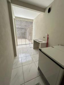 a large white room with a sink and a window at Casa completa na Igreja do céu! in Viçosa do Ceará +11 photos
