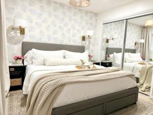 Giường trong phòng chung tại Oceanview Romantic Escape-King Suite, Balcony, Pool & Bar! +34 ảnh