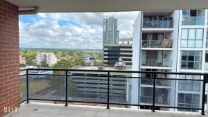 - Balcón de un edificio con vistas a la ciudad en Modern 2 Bedroom Apartment with Parking Central Parramatta, en Sídney