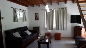 a living room with a couch and a table at Casas Catalina del Mar in Colonia Chapadmalal