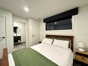 Ένα ή περισσότερα κρεβάτια σε δωμάτιο στο The Remarkable Guesthouse
