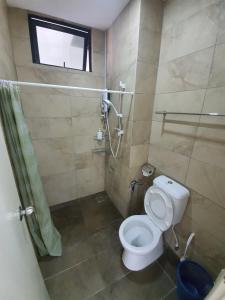 Koupelna v ubytování KITTY Homestay 5-02 ROXY Apartment Kuching
