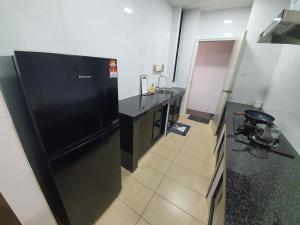 Kuchyň nebo kuchyňský kout v ubytování KITTY Homestay 5-02 ROXY Apartment Kuching + 15 fotografií