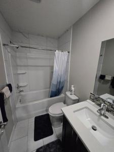 Ένα μπάνιο στο 2 Bedroom Secondary Suite +66 φωτογραφίες