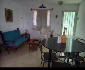 ein Wohnzimmer mit einem Tisch und einem blauen Sofa in der Unterkunft Casa san Pedro de colalao in San Pedro de Colalao