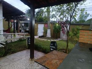 Un patio delantero de una casa con garaje en Paz, en Peruíbe