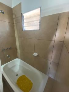 Un baño con bañera y ventana. en La Telesita, en Concordia 20 fotos más