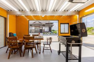 una sala da pranzo con tavolo e piano cottura di BLO富津市大堀-Private Villa in Futtsu a Futtsu