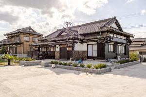 una casa in stile asiatico con un giardino di fronte di BLO富津市大堀-Private Villa in Futtsu a Futtsu