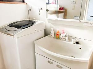 una lavatrice in bagno con lavandino di BLO富津市大堀-Private Villa in Futtsu a Futtsu Altre 37 foto