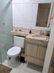 a bathroom with a toilet and a sink at Apto Completo, proximo ao Shopping in Taubaté +3 photos