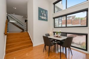 ein Esszimmer mit Tisch und Stühlen in der Unterkunft Spacious 5-Bed Family Home in Giralang in Ginninderra