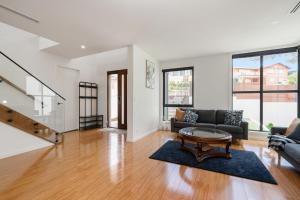 ein Wohnzimmer mit Sofa und Tisch in der Unterkunft Spacious 5-Bed Family Home in Giralang in Ginninderra + 19 Fotos