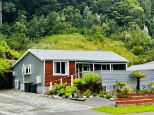 皇后镇Conlan Springs Cottage的一座小房子,后面有一座小山