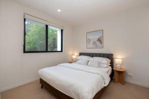 Giường trong phòng chung tại Bright 2-Bed Flat Near City Amenities