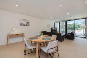 TV/trung tâm giải trí tại Bright 2-Bed Flat Near City Amenities