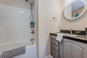 un baño con lavabo y espejo en Cozy Cottage In Miller Lake, en Miller Lake 26 fotos más