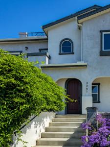 une maison avec des escaliers et une porte rouge dans l'établissement Modern comfort, prime location, 360 views, 4 BR entire house, à San Diego