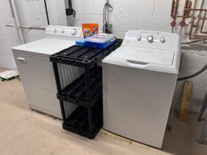 Køkken eller tekøkken på Comfortable Cabin on Lake and 20 min from Ski Hill and Alpine Valley + 23 billeder