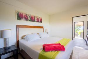 Ένα ή περισσότερα κρεβάτια σε δωμάτιο στο Tiara Apartment - panoramic view with beautiful pool