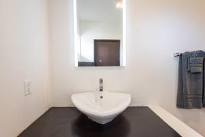 Ένα μπάνιο στο Tiara Apartment - panoramic view with beautiful pool +11 φωτογραφίες