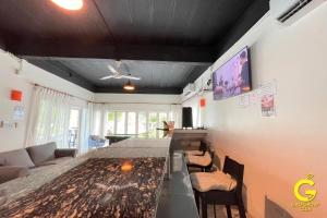 Televisyen dan/atau pusat hiburan di GAO Deluxe Beachfront Pool House