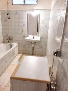 Ένα μπάνιο στο Studio confortable aux Abymes, 28 m², proche des plages. +4 φωτογραφίες