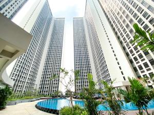 Swimmingpoolen hos eller tæt på Well Furnished and Cozy 2BR Pollux Chadstone Apartment By Travelio