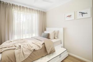 Una cama o camas en una habitación de Newly Renovated, Quiet, 5min Walk to the Beach