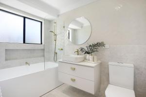 Un baño de Newly Renovated, Quiet, 5min Walk to the Beach