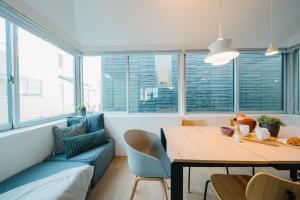 a dining room with a table and a couch at Tokyo Cabin - 3LDK一軒家デザイナーハウス - 三鷹駅5分 - 新宿12分 - 最大8名滞在可 in Musashino