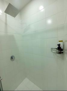 een badkamer met een douche met witte tegels bij AH/Loft Tecnología Alexa, Coworking, Parking, Chía in El Cerrito +31 foto's