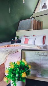 a bedroom with a bed and a plant next to it at Flora Glamping de Abuela in Fortuna