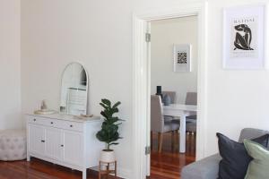 North AdelaideにあるMedindie Home - Close to Adelaide Cityのリビングルーム(鏡、テーブル付)