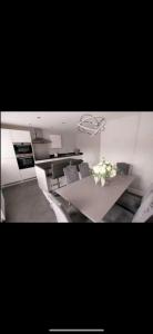 Kuchyň nebo kuchyňský kout v ubytování 3 Bedroom Beautiful Home with Garden, AC, Hot Tub + 4 fotografie