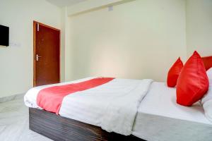 Ένα ή περισσότερα κρεβάτια σε δωμάτιο στο Hotel O Avisi Residency