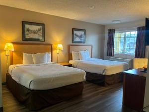Postel nebo postele na pokoji v ubytování Skyway Inn - Seatac