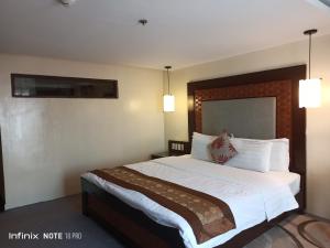 Ένα ή περισσότερα κρεβάτια σε δωμάτιο στο Coron Gateway Hotel & Suites
