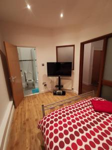 ein Schlafzimmer mit einem Bett und einem Flachbildfernseher in der Unterkunft City Centre Most Central Location - New York Style 2 Double Bedrooms Apartment with 6 Proper Beds - most Central Location by the Xmas Market and Nightlife - Two Bathrooms and Kitchen - Parking for Cars and High Top Vans from Five Pounds a Day in Nottingham