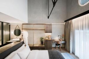 Postel nebo postele na pokoji v ubytování The Warehouse Hotel, Singapore, a Member of Design Hotels