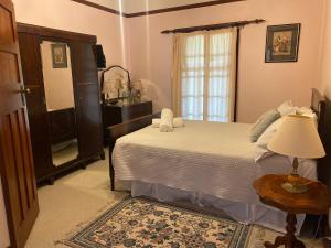 a bedroom with a bed and a table with a lamp at Netherby Guesthouse in Kempsey