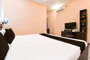 una camera d'albergo con un letto e una scrivania di Hotel O M H Club And Resorts a Rānchī Altre 38 foto