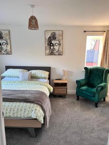 Giường trong phòng chung tại 3 Bedroom Brand New Whiteley Home with Hot Tub