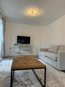 TV/trung tâm giải trí tại 3 Bedroom Brand New Whiteley Home with Hot Tub