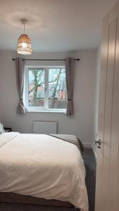 Giường trong phòng chung tại 3 Bedroom Brand New Whiteley Home with Hot Tub +4 ảnh